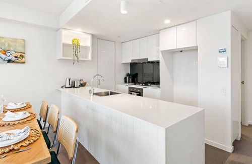 South Brisbane Apartment | Unbeatable River & CBD Views Pool/2Car/Prime Spot