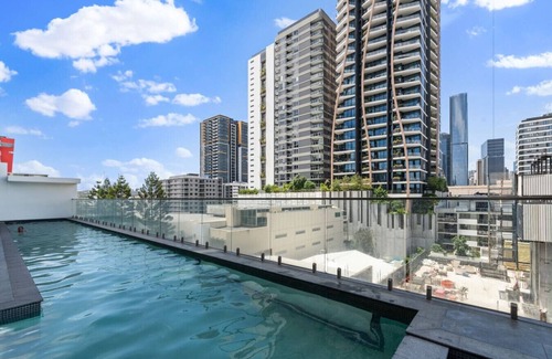 South Brisbane Apartment | Unbeatable River & CBD Views Pool/2Car/Prime Spot