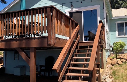 East Shore House | Uncle Johnnie's Lakefront Fishing Cabin
