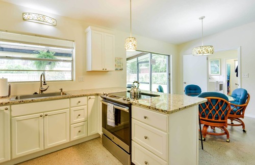 South Bradenton House | 'Uncle Louie's' Gulf Coast Gem w/Outdoor Oasis