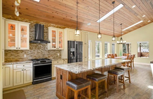 Ouray House | Uncompahgre Lodge 8BR/5BA - Smaller group ask us about our rates for fewer rooms