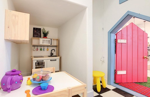 Davenport House | Uncover One-of-a-Kind Wonderland! Themed Rooms + Free Pool Heat & Magical Perks!