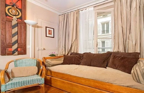 Les Iles Apartment | UNDER THE CHARM OF GORGEOUS ILE SAINT LOUIS -TRAVEL BACK IN TIME
