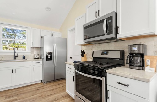 North Charleston House | Under The Live Oaks: Where Serenity Awaits