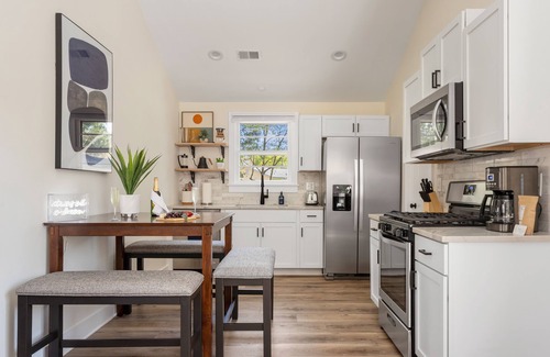 North Charleston House | Under The Live Oaks: Where Serenity Awaits