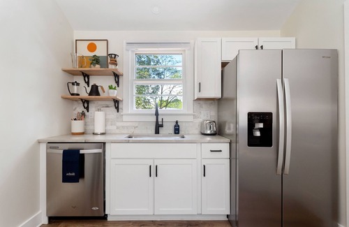 North Charleston House | Under The Live Oaks: Where Serenity Awaits