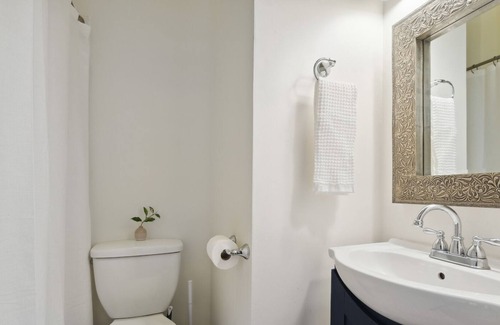 Garden District House | Under The Oaks 1 - NOLA 2BR/1BA