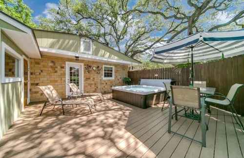 Universal City House | Under the Oaks, a charming, romantic retreat with hot tub and sauna