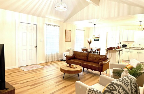 Ocean Springs House | Under the Oaks - dog friendly near water and 15 min to Downtown Ocean Springs