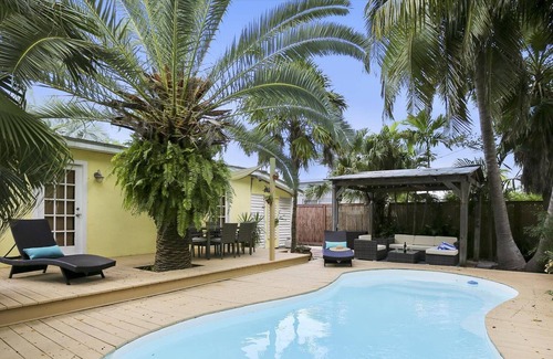 Midtown House | Under The Palms by AvantStay | Private Pool | Outdoor Dining | Close to Beach