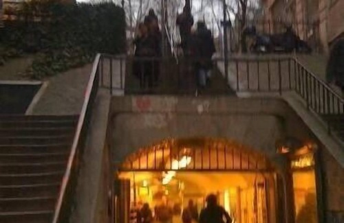 Quartier des Grandes-Carrieres Apartment | Under the roofs of Montmartre, romantic and comfortable- Wifi - Lift