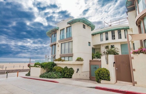 Downtown House | Under The Sun in Santa Monica