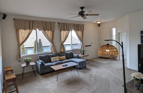Northwest Reno House | Under1 hour from Mt. Rose and ALL of Tahoe's Ski Resorts/15 Min. to DT Reno!!
