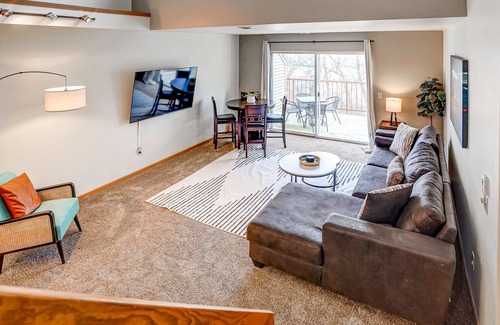 Madison Apartment | ⭐️Underground Parking+Office w/ 2nd Rec Room⭐