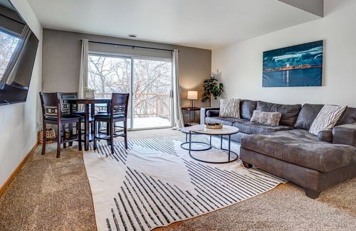 Madison Apartment | ⭐️Underground Parking+Office w/ 2nd Rec Room⭐