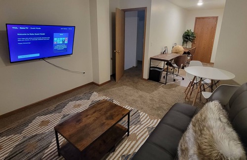 Madison Apartment | ⭐️Underground Parking+Office w/ 2nd Rec Room⭐