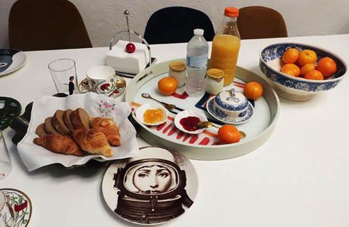 Dieppe House | Une chambre et des tableaux