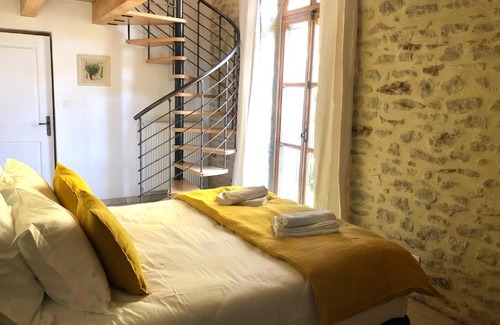 Taulignan House | Une chapelle en soie