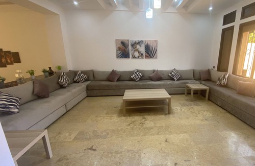 Menara Villa | Une Charmante Villa Avec Piscine