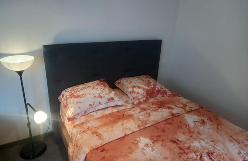 Villefargeau Apartment | Une petite maison et sa prairie