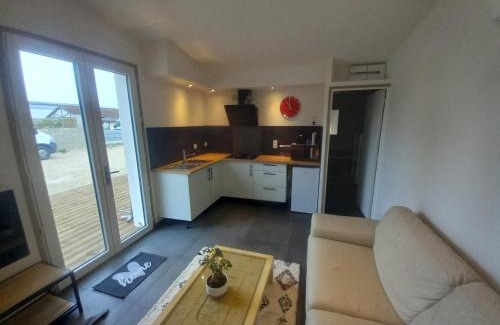 Villefargeau Apartment | Une petite maison et sa prairie