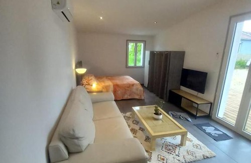 Villefargeau Apartment | Une petite maison et sa prairie