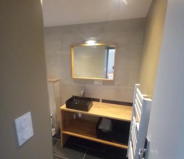 Villefargeau Apartment | Une petite maison et sa prairie