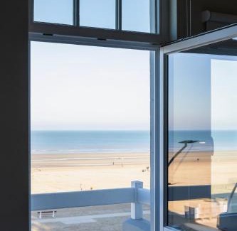 De Panne Villa | Unieke villa Catherine met frontaal zeezicht, parking sauna en strandcabine
