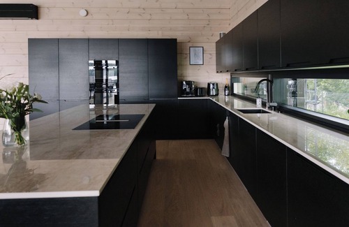 Lahti House | Uniikki talo omalla rannalla ja uima-altaalla