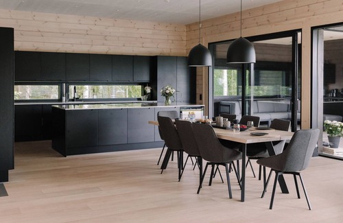 Lahti House | Uniikki talo omalla rannalla ja uima-altaalla