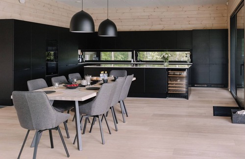 Lahti House | Uniikki talo omalla rannalla ja uima-altaalla