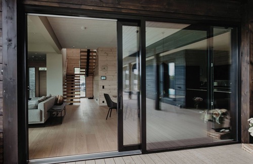 Lahti House | Uniikki talo omalla rannalla ja uima-altaalla