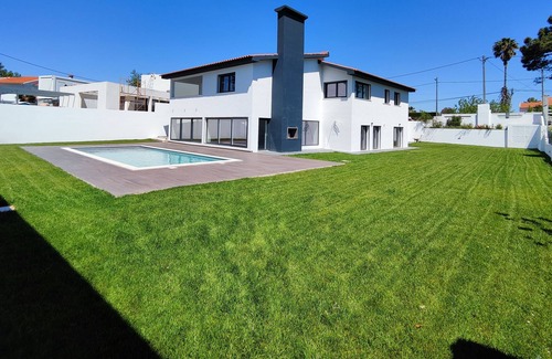 Corroios Villa | UNIK Villa South Lisbon - Pool and Beach