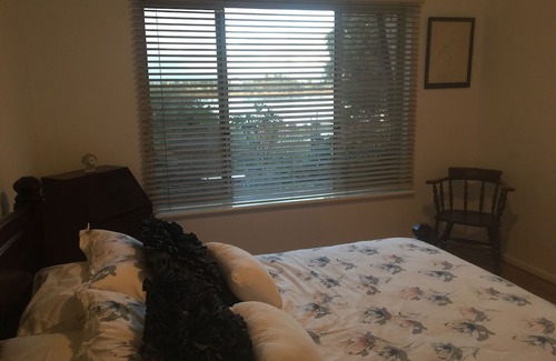 East Perth House | Uninterrupted Swan River Views -Executive Stay close to Optus Stadium