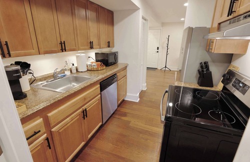 Stanton Park Apartment | Union Hub - Steps 2 Station, Mall, with Parking