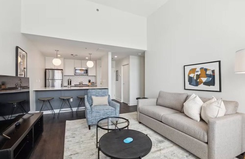 Downtown Pittsburgh Hotel | Union Station Stay | Spacious Unit w/Kitchen | Walk to Parks & Museums