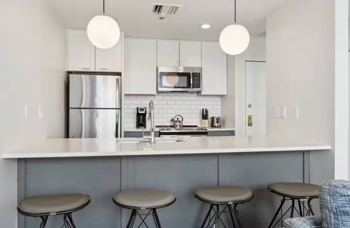 Downtown Pittsburgh Hotel | Union Station Stay | Spacious Unit w/Kitchen | Walk to Parks & Museums