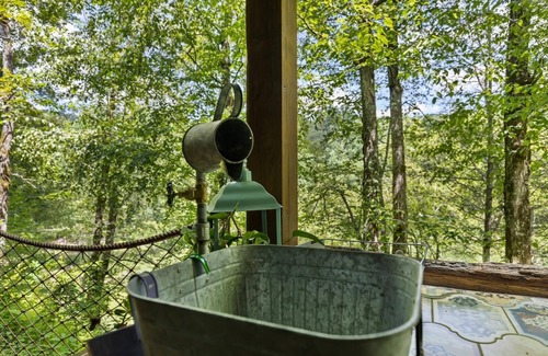 Murphy Apartment | unique 1-bedroom apt Organic Farm&Resort in Murphy with AC