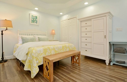 Tropic Cottage | Unique 1 BR Cottage Near the River with Private Patio