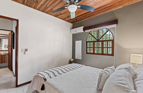 Tamarindo Cottage | Unique + 100 Mgbps wifi + Right in town + parking
