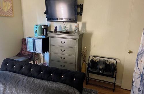 South Main Condo | Unique 2 bdrm condo w/cold AC, WiFi, sauna, foot massager, patio by NRG Stadium