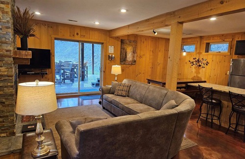 Rockbridge Cabin | Unique 2 Structure Cabin - Hot Tub-Pool Table-Foosball - Heart of Hocking Hills