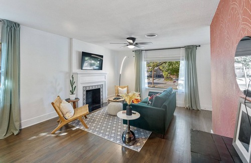 Oak Cliff House | Unique 2BR/2BA rancher w/ hot tub in Oak Cliff
