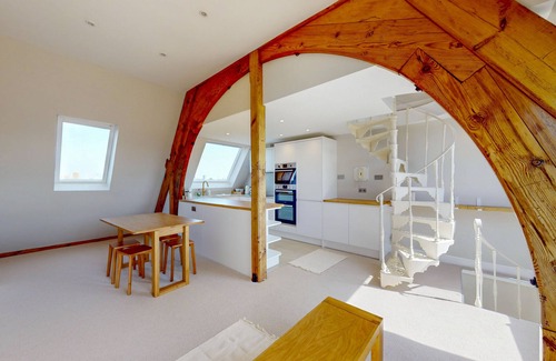 Ravenscourt Park Apartment | Unique 3Bed Former Church Flat - 6 Mins to Stamford Brook Tube