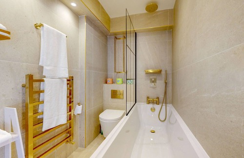 Ravenscourt Park Apartment | Unique 3Bed Former Church Flat - 6 Mins to Stamford Brook Tube