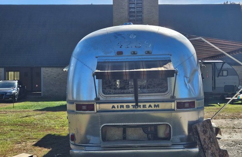 Oldham Cabin | unique 3BR lodge w/basic amenities & two RV's on 1.58 acres in beautiful Oldham