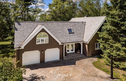 Gravenhurst Cottage | Unique 4 bed 5 bath cottage with 3 bed 2 bath guest cottage on Lake Muskoka