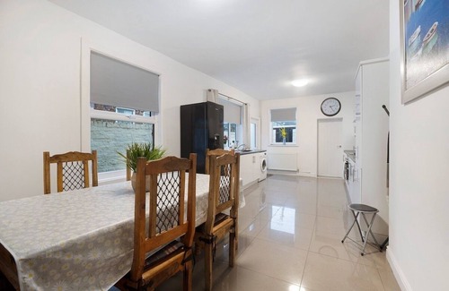 Redcar House | Unique 5BR in Queen street