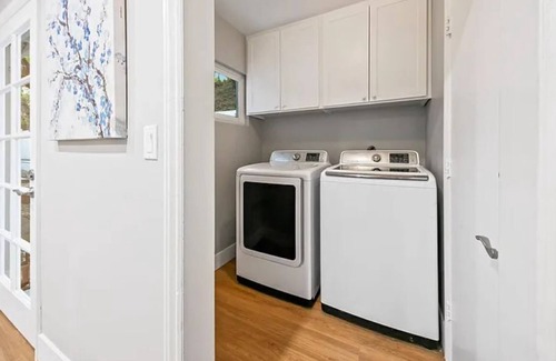 Los Angeles Villa | Unique 5BR - Hot Tub and Home theater in Best loc!