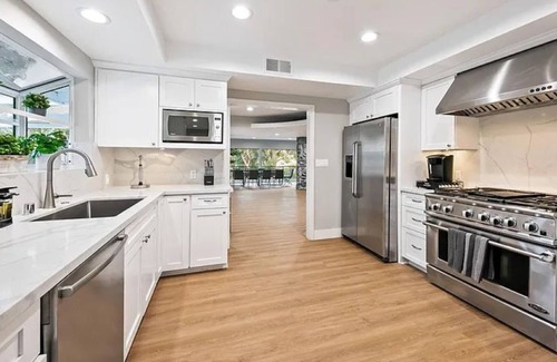 Los Angeles Villa | Unique 5BR - Hot Tub and Home theater in Best loc!